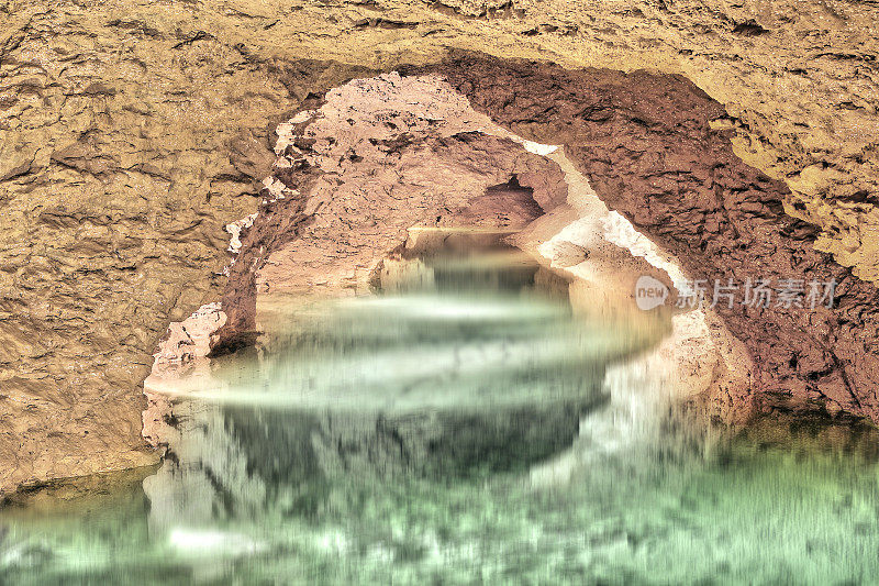 雄伟的地下湖在法国的洞穴La Balme